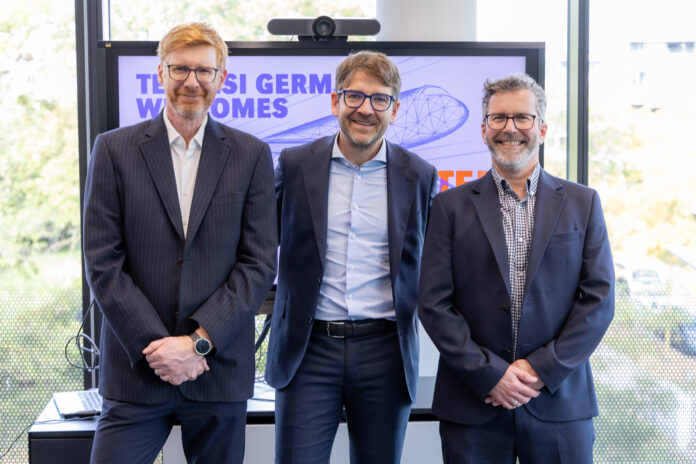 Francesco Cianelli, CEO di Teoresi GmbH e CFO di Teoresi Group (al centro)_Stuart Baskcomb e Robert Muirhead, co-founder e co-Director di Delta System Solutions (ai lati)